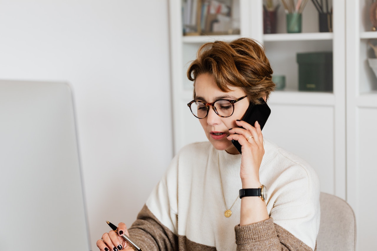 woman calling physical therapist to make an appointment.